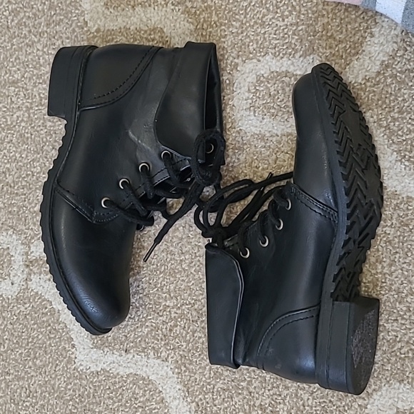 Cliffs by White Mountain 'Tango' Black Vegan Leather Combat Boot - Size 6 1/2 - Picture 5 of 9